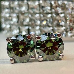 2ct Green Diamond studs earrings in 925 Silver. Screw in style. Earth mined